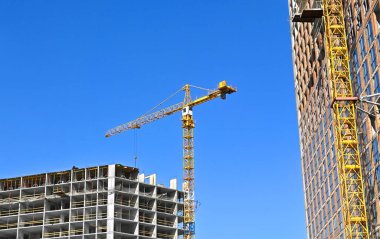 Turna ve bina mavi gökyüzüne karşı yapım aşamasında