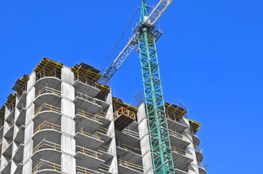 Turna ve bina mavi gökyüzüne karşı yapım aşamasında