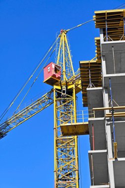 Turna ve bina mavi gökyüzüne karşı yapım aşamasında
