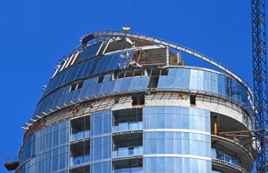 Turna ve bina mavi gökyüzüne karşı yapım aşamasında