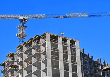 Turna ve bina mavi gökyüzüne karşı yapım aşamasında