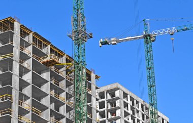 Turna ve bina mavi gökyüzüne karşı yapım aşamasında