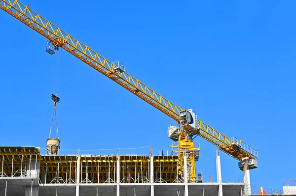 Grue Bâtiment Construction Contre Ciel Bleu — Photo