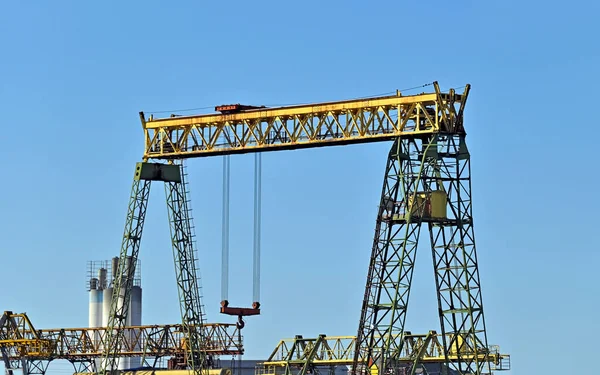 Full Gantry Crane Blue Sky Background — Stock Photo, Image
