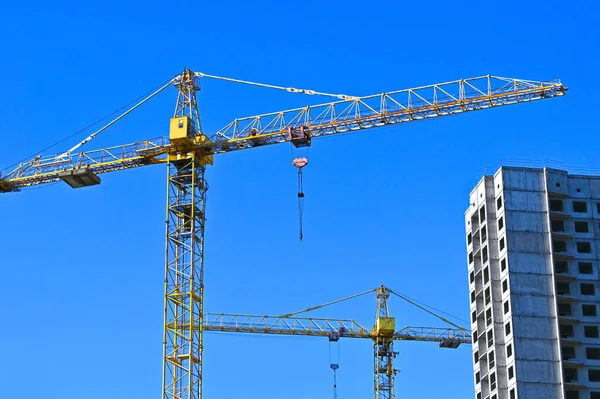 Kran Och Byggnad Konstruktion Mot Blå Himmel — Stockfoto