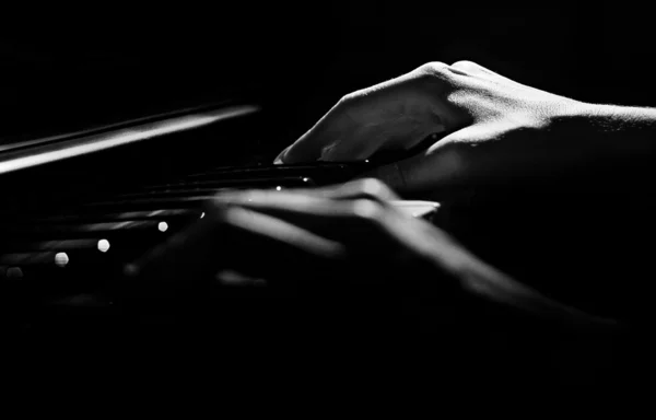 Piano e mãos — Fotografia de Stock