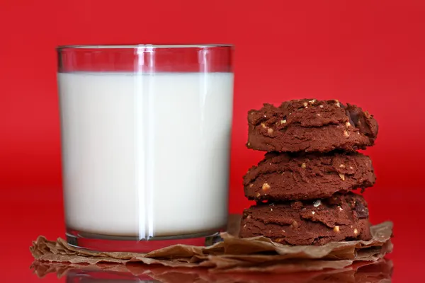 Leite e biscoitos — Fotografia de Stock