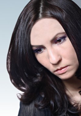 Esmer, uzun saçlı.