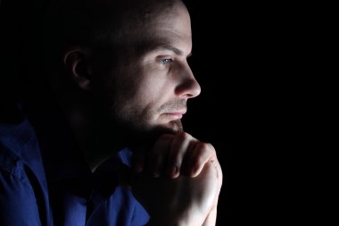 üzgün görünümlü bir adam