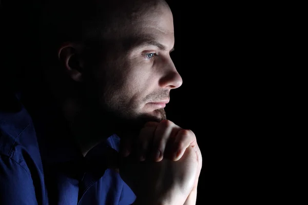 üzgün görünümlü bir adam