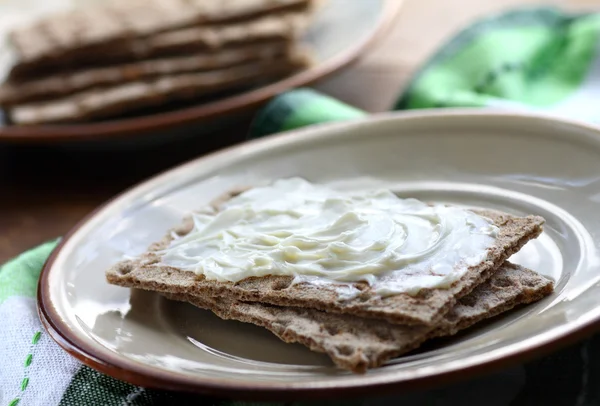 Crispbread com queijo — Fotografia de Stock