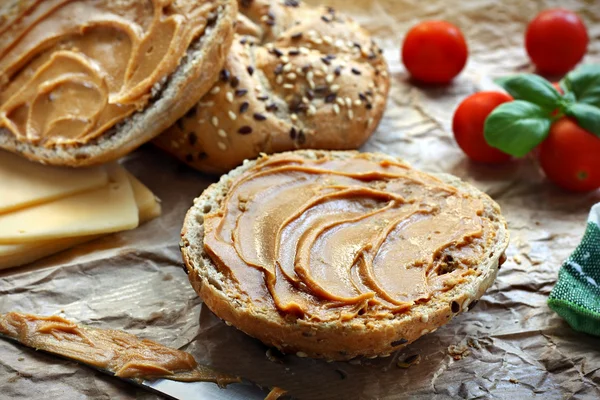 Brötchen mit Erdnussbutter — Stockfoto