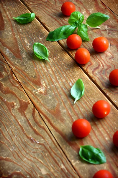 Fesleğen yaprakları ve domates — Stok fotoğraf