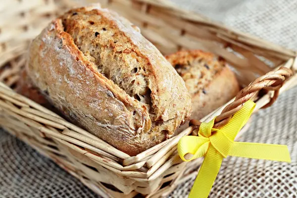 Bröd i korg — Stockfoto