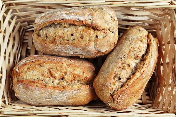 Brot und Korb — Stockfoto