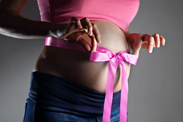 Graviditet flicka tillkännagivande — Stockfoto