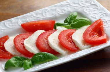 Mozzarella peyniri ile plaka