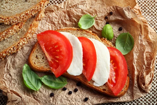 Моцарелла томатный сэндвич — стоковое фото