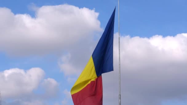 Bandera Rumania Grande Poste Moviéndose Viento Bandera Roja Amarilla Azul — Vídeos de Stock