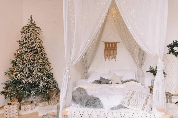 Jasny skandynawski styl sypialnia z wystrojem świątecznym i choinką — Zdjęcie stockowe