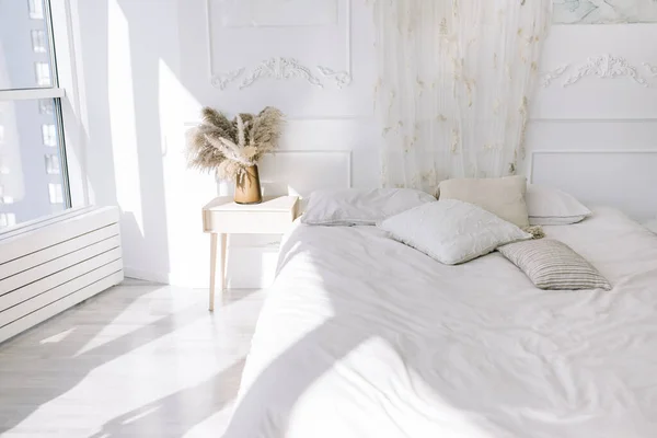 Светлая Уютная Спальня Кровать Белыми Простынями Подушками Ваза Высохшими Цветами — стоковое фото