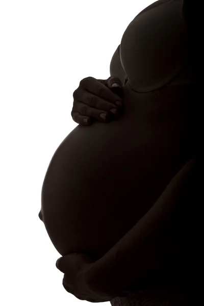 O estômago da mulher grávida abraça-se por mãos — Fotografia de Stock