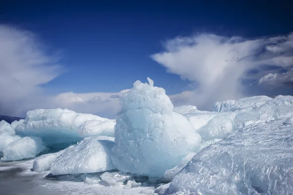 Hielo roto en día soleado —  Fotos de Stock