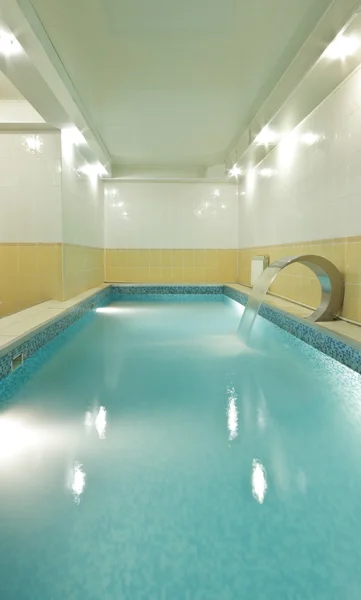 La larga piscina en sauna — Foto de Stock