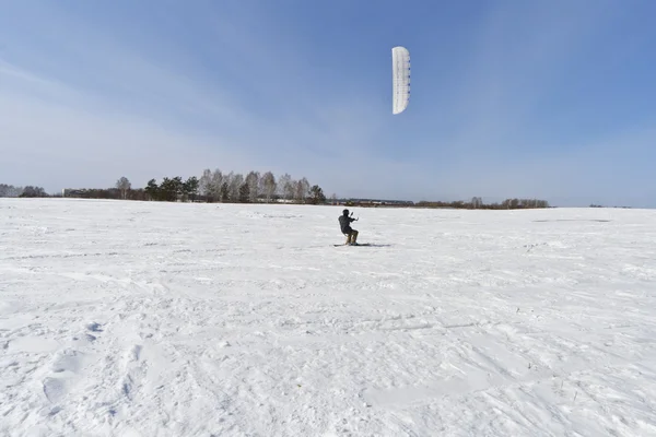 Erkekler Kayak kar üzerinde kiting — Stok fotoğraf