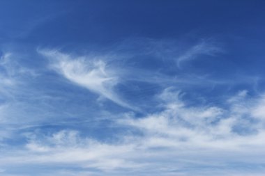 Beyaz bulutlu mavi gökyüzü arkaplanı