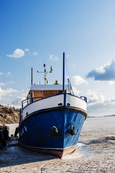 Ensam fartyget fryst i ICES-områdena av Bajkalsjön — Stockfoto