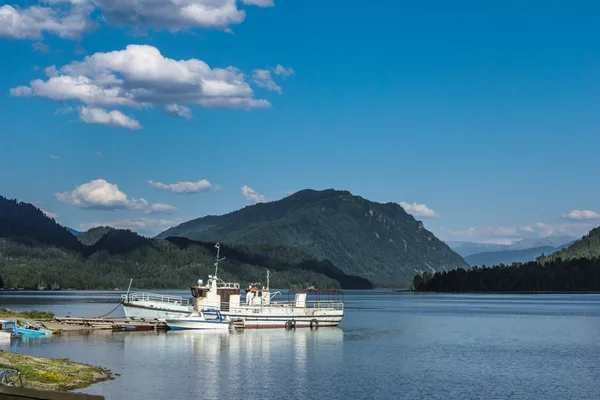 Krajina horské jezero s lodí — Stock fotografie