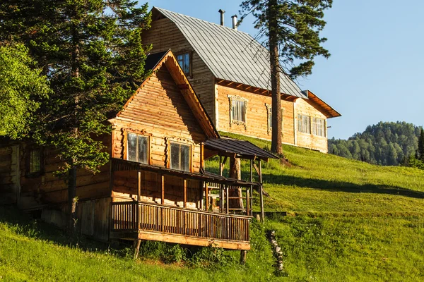 Будинок на схилі зеленого пагорба Ліцензійні Стокові Зображення
