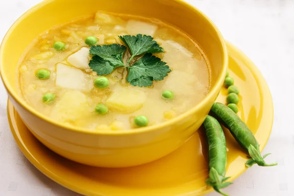 Sopa sin carne en taza redonda amarilla . Imagen De Stock