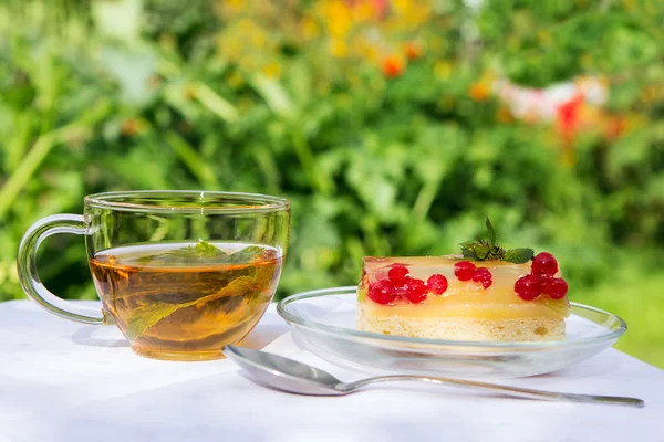 Thé et gâteau savoureux sur tissu blanc — Photo