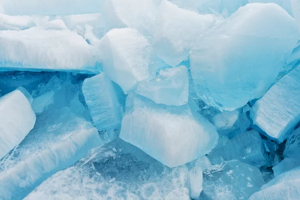 Blokken van puur ijs in zonlicht voor achtergrond — Stockfoto