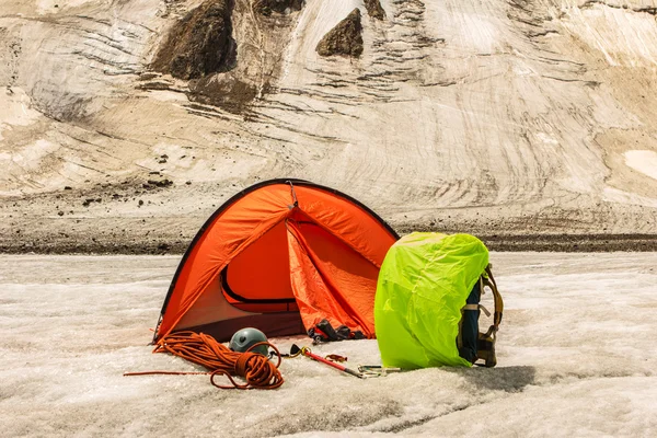 De kosten van de Rode tent op gletsjer — Stockfoto