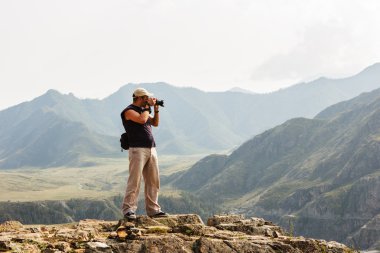 dağ profesyonel fotoğrafçı çekim yapar.
