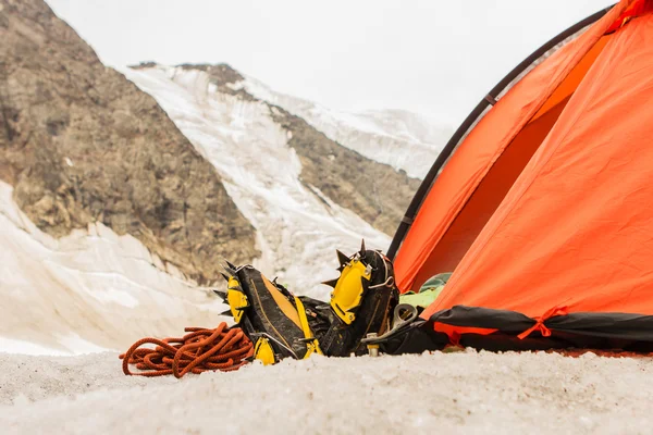 De moe klimmer heeft rest in tent met voeten buiten — Stockfoto