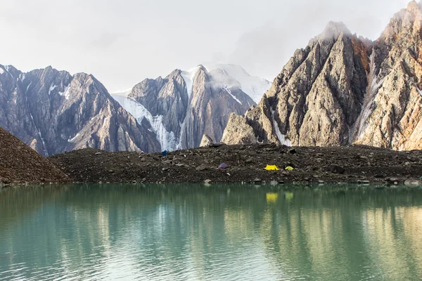 Tent on bank of mountain lake — Stock Photo, Image