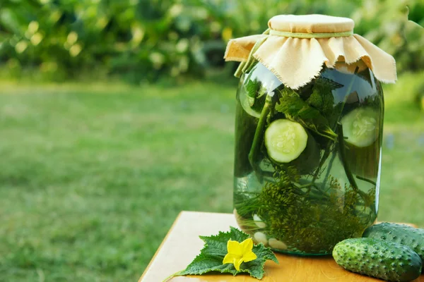 Cam Kavanoz içinde korunmuş homemade salatalık