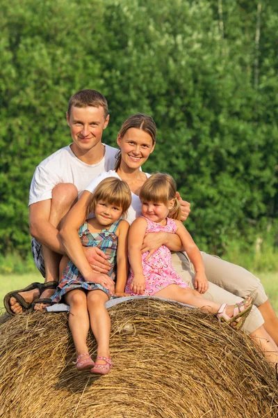 Famiglia felice in vacanza nel giorno d'estate — Foto Stock
