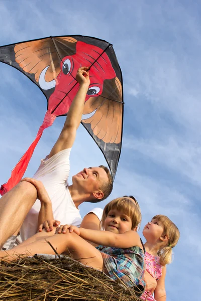 Семья на открытом воздухе запускает воздушного змея в небо — стоковое фото