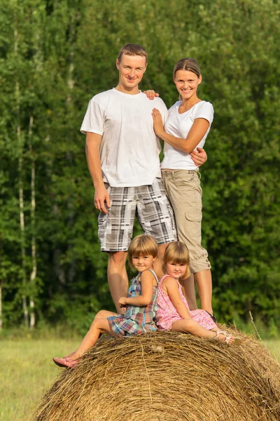 Gezin met kinderen op vakantie buiten — Stockfoto