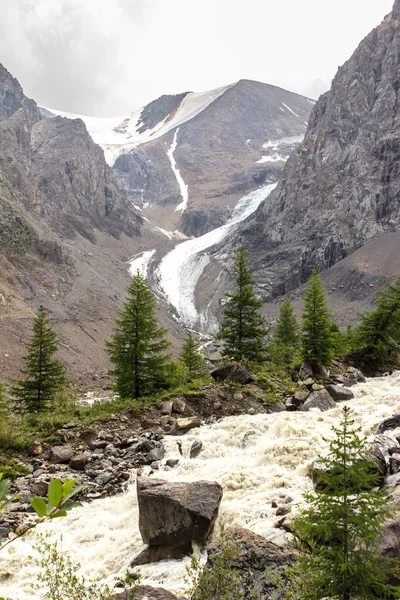 Horská řeka, která teče dolů z ledovce — Stock fotografie