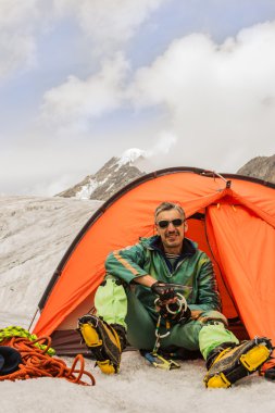 Altay Dağları karşı çadırda dağcı