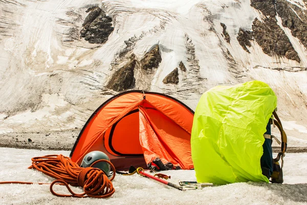 山の登山者の基本的なキャンプ — ストック写真