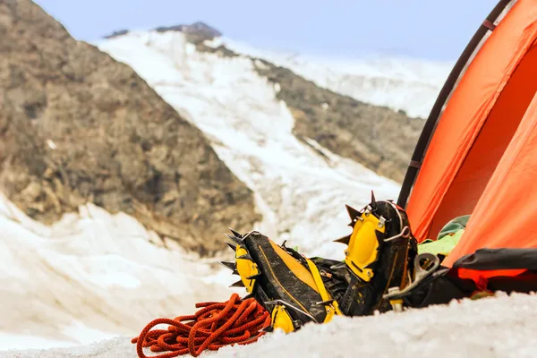 O alpinista tem descansando na tenda no alto das montanhas — Fotografia de Stock