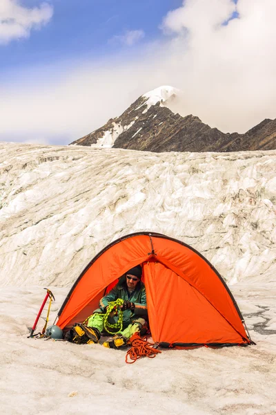 O alpinista prepara o equipamento de esportes em competições — Fotografia de Stock