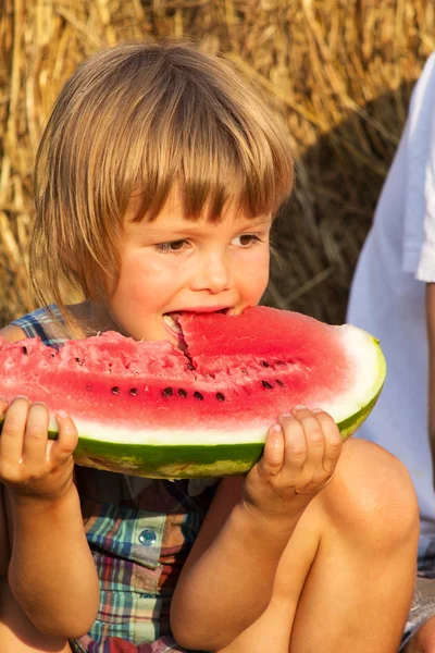 A lány eszik vörös ízletes görögdinnye — Stock Fotó